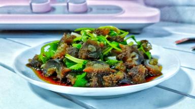 蒸好的海参柔脆滑嫩！鲜味可口！也是是一道营养丰富的宴客佳肴！