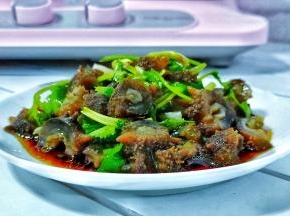 蒸好的海参柔脆滑嫩！鲜味可口！也是是一道营养丰富的宴客佳肴！