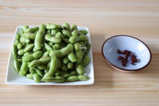 毛豆两头各剪去一点洗净备用，这样更容易入味，干辣椒剪成小段；
