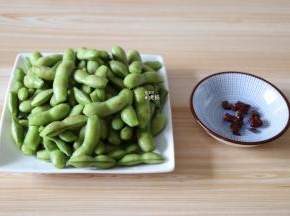 毛豆两头各剪去一点洗净备用，这样更容易入味，干辣椒剪成小段；