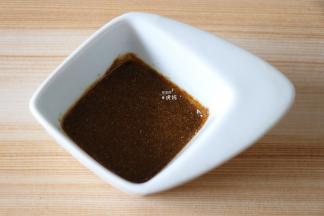 将生抽、十三香、白砂糖和盐混合搅拌均匀成调味汁备用；