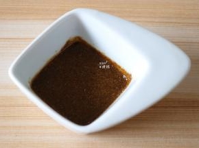 将生抽、十三香、白砂糖和盐混合搅拌均匀成调味汁备用；