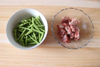 准备好食材，豆角洗净折成约4cm的小段，排骨洗净；