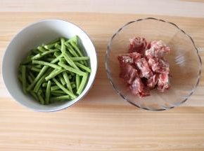 准备好食材，豆角洗净折成约4cm的小段，排骨洗净；