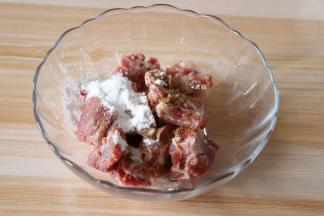 排骨中加入5g植物油、料酒、生粉、白胡椒粉拌均匀腌制一小时以上；