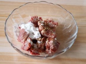 排骨中加入5g植物油、料酒、生粉、白胡椒粉拌均匀腌制一小时以上；