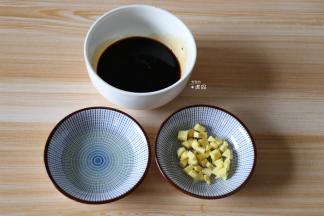 准备好10g植物油，生姜去皮洗净切小粒，将蚝油、生抽、白砂糖和老抽混合搅拌均匀成调味汁备用；