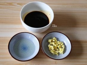 准备好10g植物油，生姜去皮洗净切小粒，将蚝油、生抽、白砂糖和老抽混合搅拌均匀成调味汁备用；