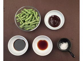 从饭来app上找到排骨炖豆角的菜谱，进去点击开始做菜；