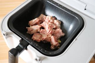 根据提示放入排骨，再点击开始按钮；