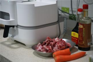 如图这款菜用到了子排三条，胡萝卜一个半，生抽及陈醋一份。