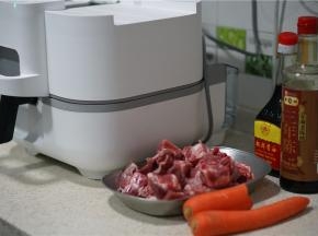 如图这款菜用到了子排三条，胡萝卜一个半，生抽及陈醋一份。