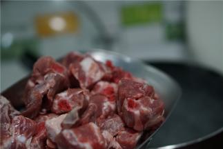 将排骨先焯洗一下，再控水备用。