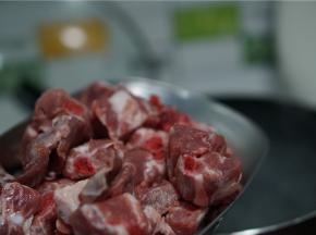 将排骨先焯洗一下，再控水备用。