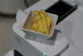 锅预热好之后，加入姜及玉米油爆香。