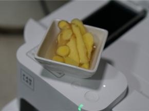 锅预热好之后，加入姜及玉米油爆香。