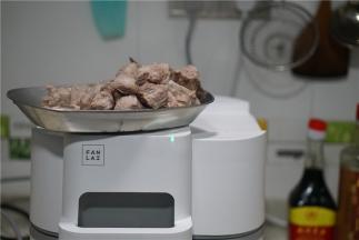 食材全都提前备洗好，这样子一步一步跟着提示下料，很是简单。