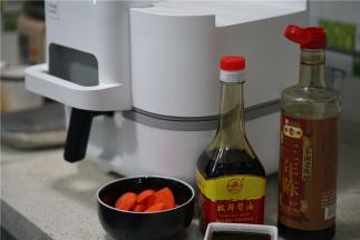 子排下锅之后，再将要用到的酱料备好。