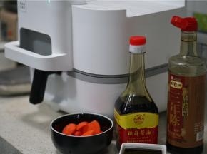 子排下锅之后，再将要用到的酱料备好。