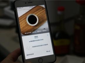 当提示要下酱料之后，就可以将酱料下锅，胡萝卜也一并下。