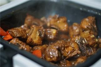 如图这款糖醋排骨就完成啦。盛碗之后，加入适量的熟芝麻点缀一下就可以了。