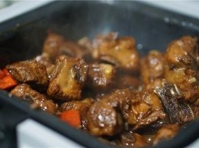 如图这款糖醋排骨就完成啦。盛碗之后，加入适量的熟芝麻点缀一下就可以了。