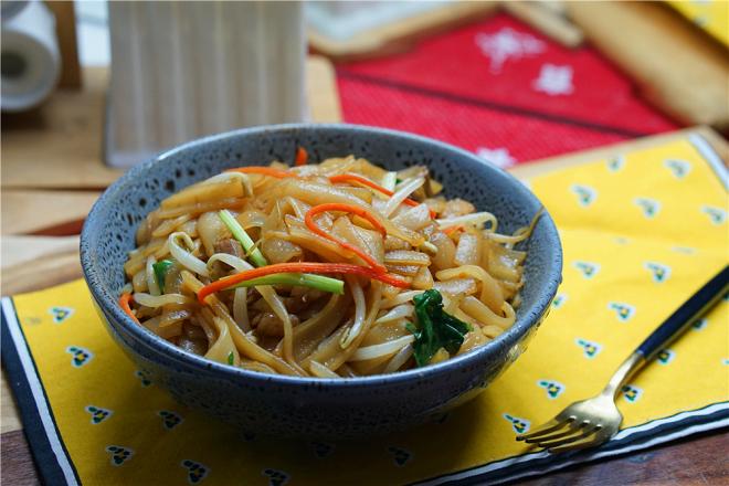 豆芽肉丁炒米面