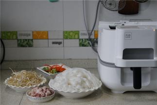 如图这款炒米面用到了：豆芽一分，米面一份，肉丁一份，芹菜及胡萝卜适量。