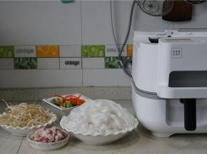 如图这款炒米面用到了：豆芽一分，米面一份，肉丁一份，芹菜及胡萝卜适量。