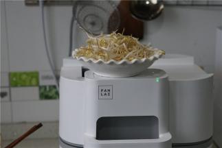 炒至食材挂味之后，再按提示下辅料，我配的是豆芽，入锅同样配炒，这个时候也直接将料酒及生抽配入。