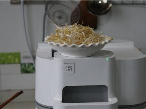 炒至食材挂味之后，再按提示下辅料，我配的是豆芽，入锅同样配炒，这个时候也直接将料酒及生抽配入。