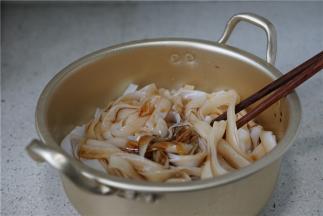 然后用蚝油，生抽，老抽，按个人口味调配好，拌至米面上色挂味。然后按提示将米面入自动炒菜锅里。