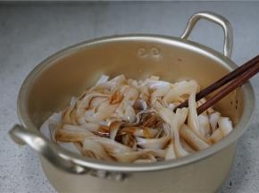 然后用蚝油，生抽，老抽，按个人口味调配好，拌至米面上色挂味。然后按提示将米面入自动炒菜锅里。