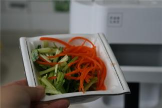 临了，在最后一分钟的时候，将芹菜及胡萝卜丝下锅，炒至时间到就可以。
