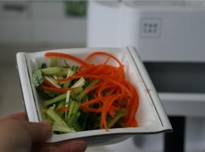 临了，在最后一分钟的时候，将芹菜及胡萝卜丝下锅，炒至时间到就可以。