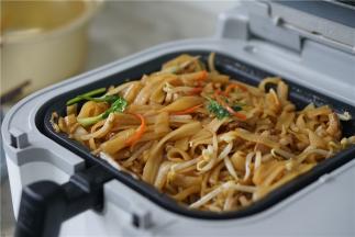 如图就是炒好的豆芽肉丁炒米面，上色及受热都好均匀哦。