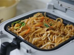 如图就是炒好的豆芽肉丁炒米面，上色及受热都好均匀哦。