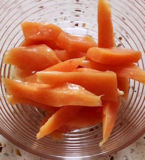 鸡胸肉切成长约5厘米、1厘米见方的条