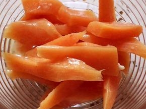 鸡胸肉切成长约5厘米、1厘米见方的条