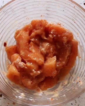 再次用筷子搅拌均匀，腌制10分钟