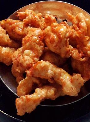 当鸡柳都漂浮在油面上时，捞出