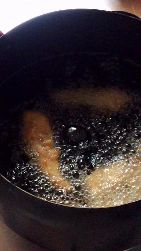 油锅烧至4成热，用筷子一条一条的放入鸡柳