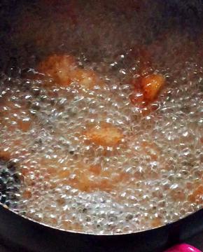 油锅继续烧热，至5成热时再次放入炸好的鸡柳