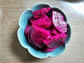 红心火龙果一个，一半成大块。