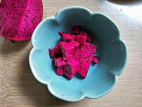 另外一小半切小粒。