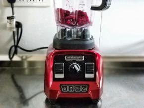 将大块火龙果放破壁机中。