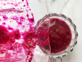 倒满2/3玻璃杯。