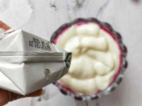 余下1/3杯挤上酸奶。