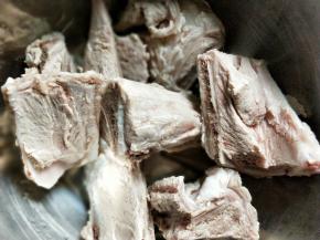 猪骨冷水浸泡去血水，入凉水锅中烧开焯一下，捞出温水洗去血沫子。