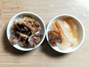 准备腊鸭腿，斩块。
泡发好鱼胶，切粗条。